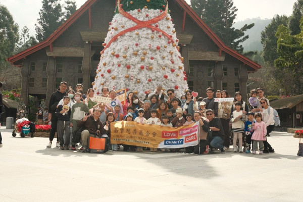 嘉磐陪伴孩子走出病房，走進歡笑